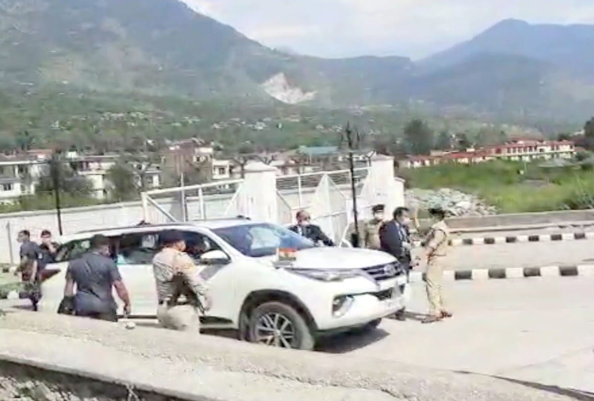SP slaps security in-charge in front of CM Jairam thakur of himachal, got kick in response