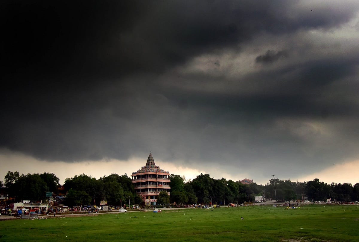 Clouds straying between sunshine, shade, light rain expected today