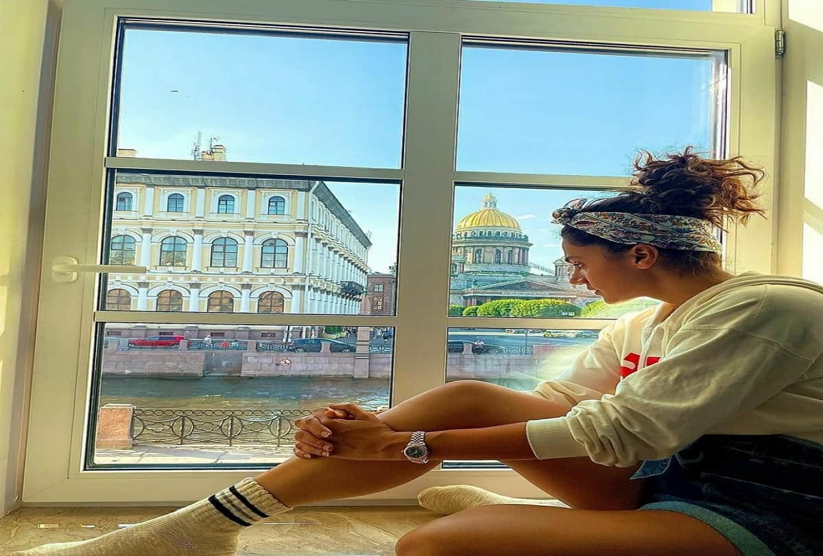 taapsee pannu vacation look in saree and shorts