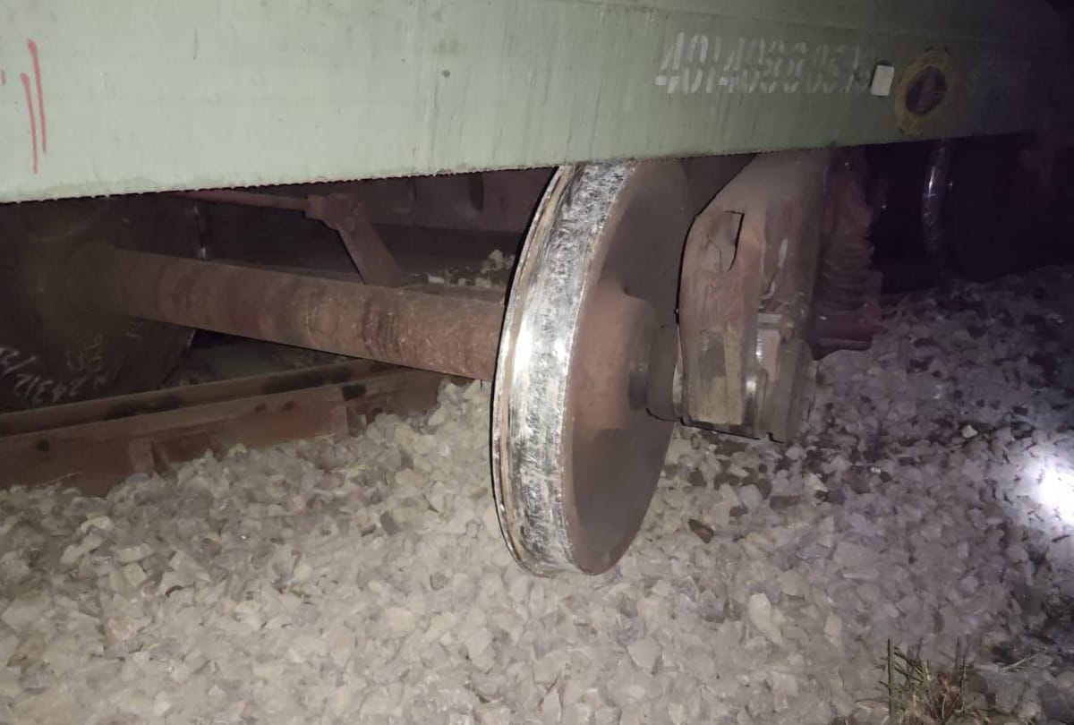 A goods train derailed in Harauni.