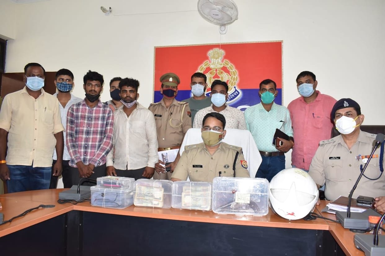 Hathras: Police caught two vicious crooks who robbed the accountant