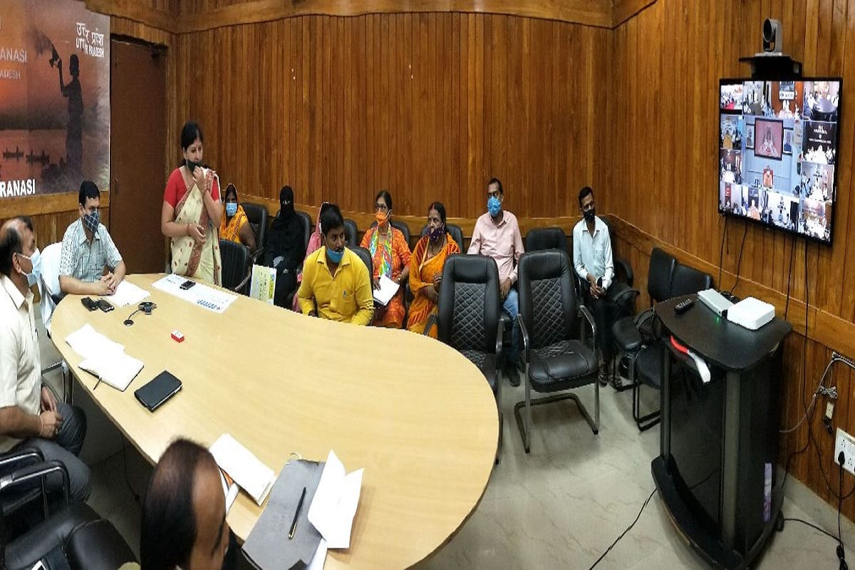 CM Yogi said to the women entrepreneur of Varanasi, establish industry and give employment, the government is with every step
