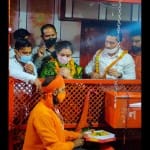 बंधवा स्थित हनुमान मंदिर में बृहस्पतिवार को दर्शन पूजन करती अर्पणा यादव।