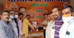 नगीना में पंडित श्यामा प्रसाद मुखर्जी की पुण्यतिथि पर  उनके चित्र पर पुष्प अर्पित करते भाजपा नेत?