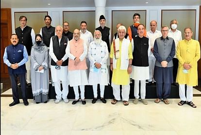 जम्मू-कश्मीर के नेताओं के साथ प्रधानमंत्री नरेंद्र मोदी