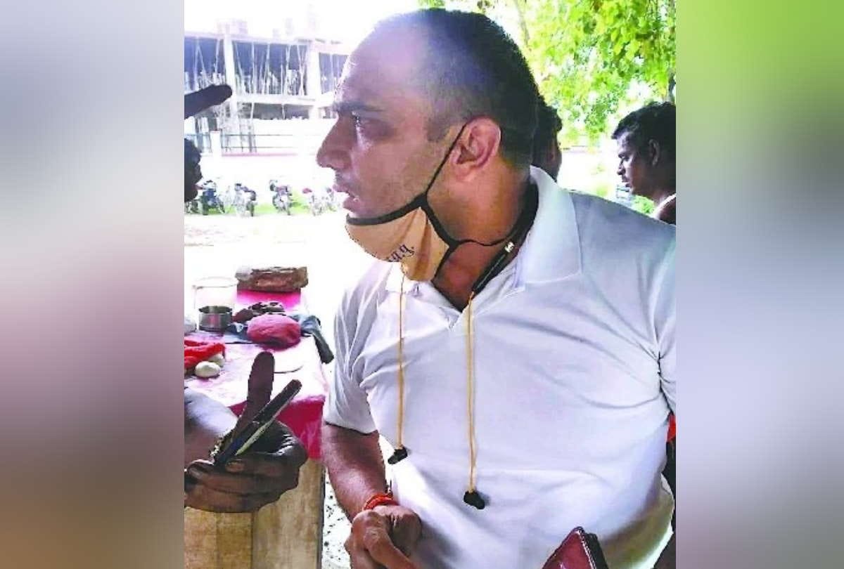 fake police inspector big revealing 500 khaki pants and one thousand rupees bought badami shoes