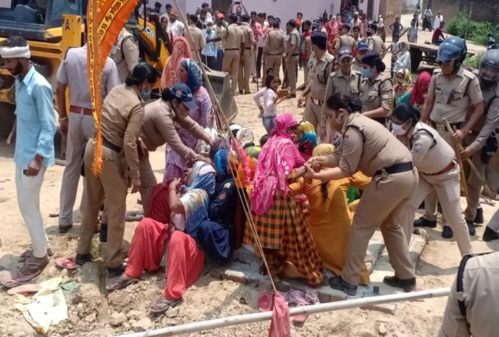 Roorkee News: Stone Pelting and Police Lathicharge During Idol Removing From Government Land Photos