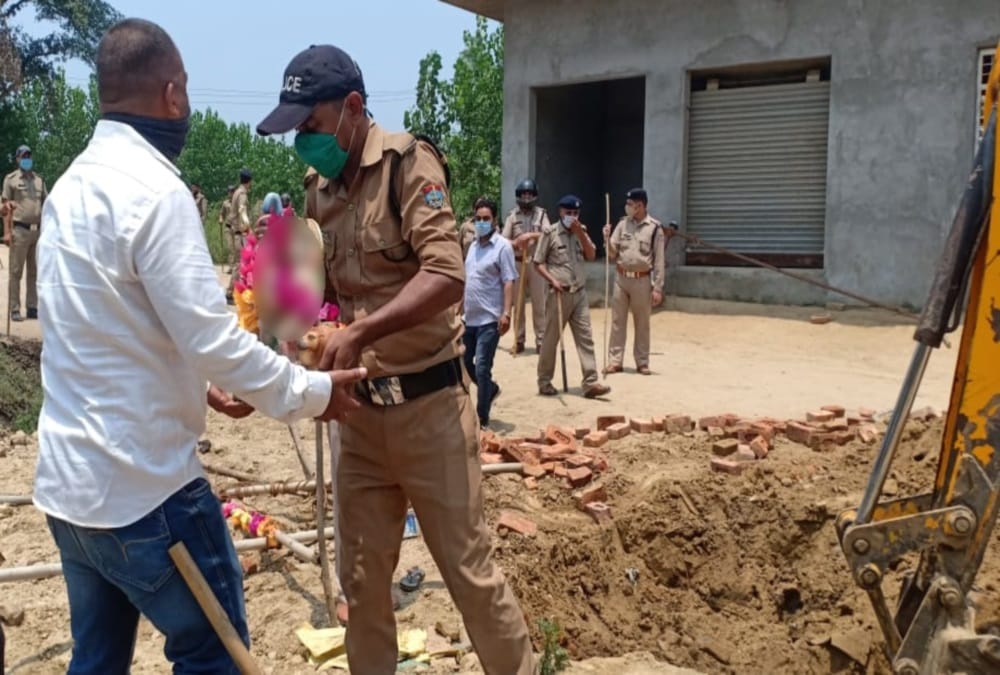 Roorkee News: Stone Pelting and Police Lathicharge During Idol Removing From Government Land Photos