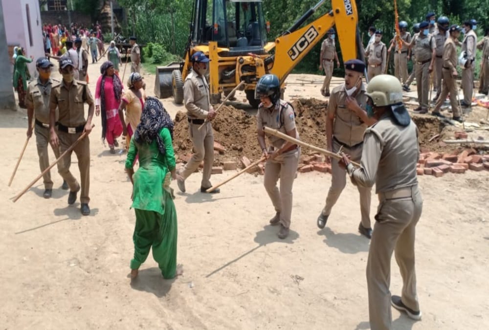 Roorkee News: Stone Pelting and Police Lathicharge During Idol Removing From Government Land Photos