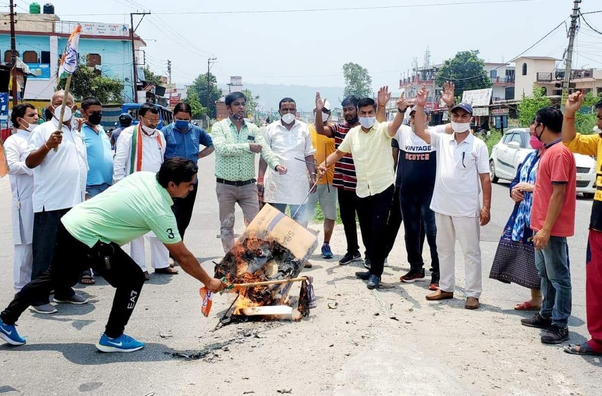 Congress burnt the effigy of BJP state president