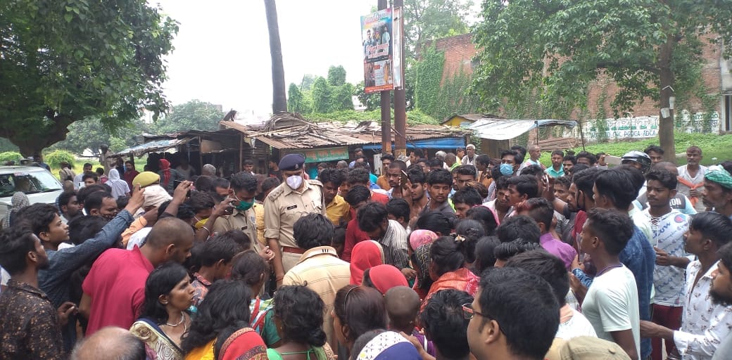 Innocent boy crushed by over speed tractor in ghazipur who going on bike with father angry people protest on road