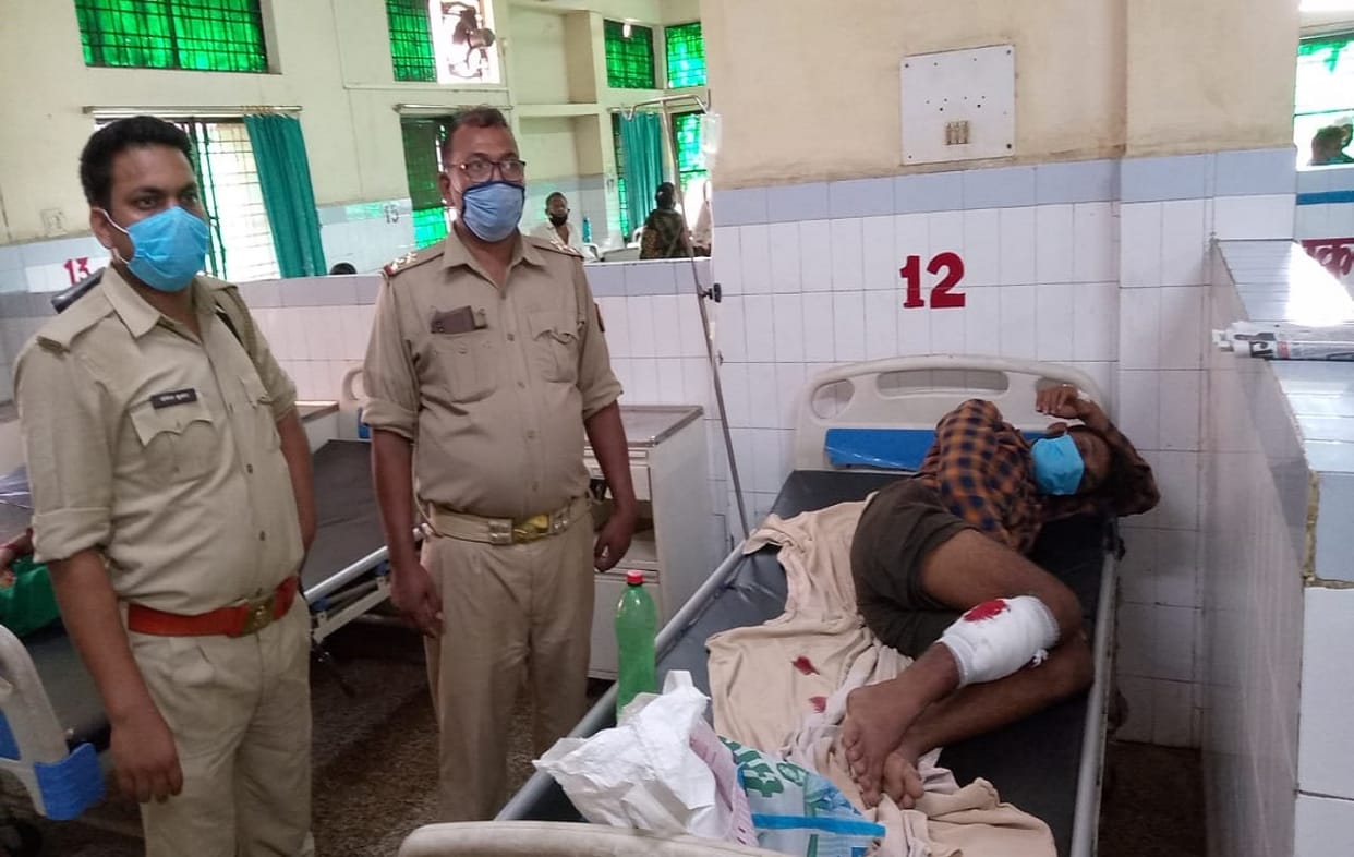 encounter in jaunpur Police shot  miscreant who demanded extortion of three lakhs from doctor sub inspector narrowly escaped