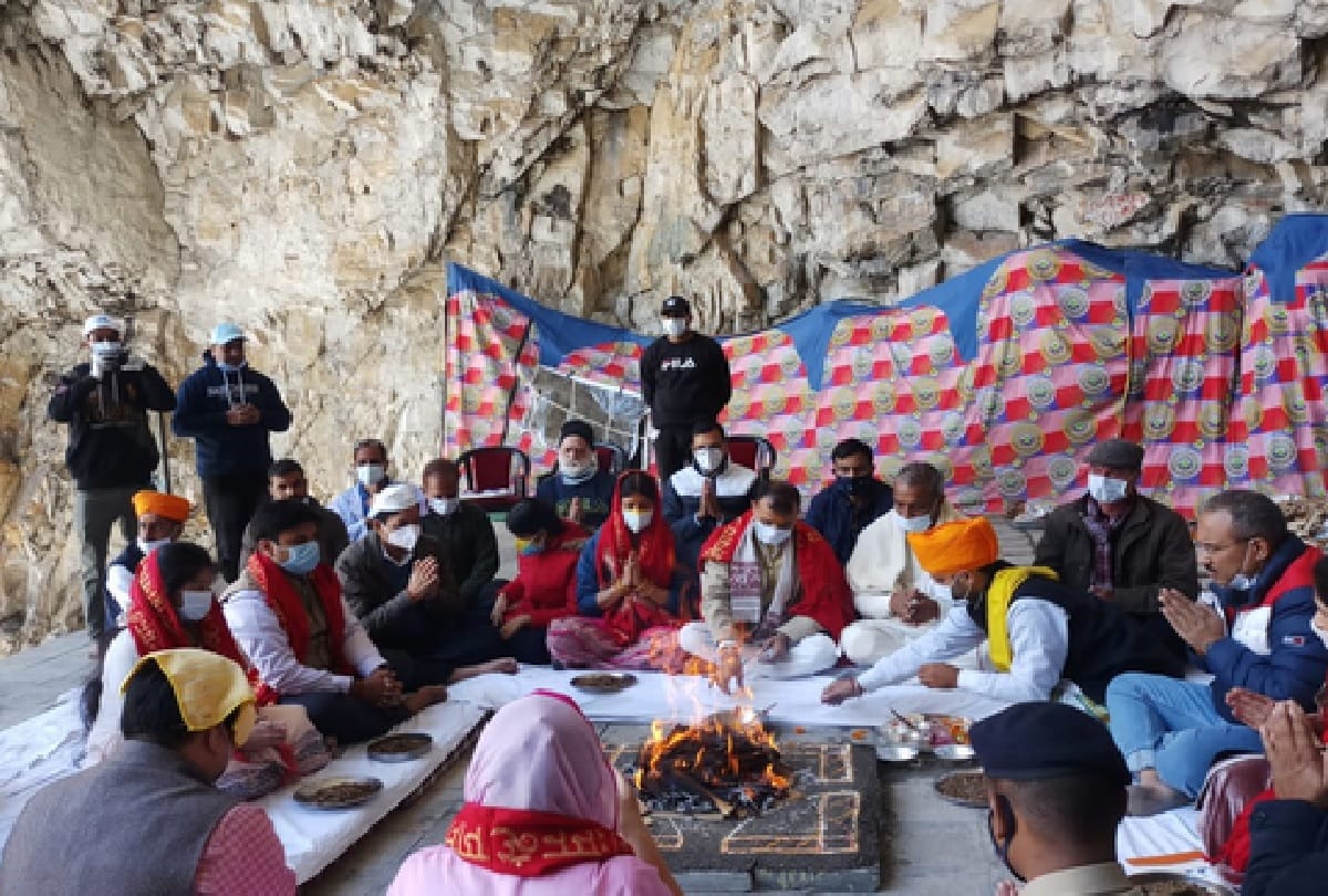 Shri Amarnath Yatra: First puja at the holy cave of Baba Barfani with devotion, see photos