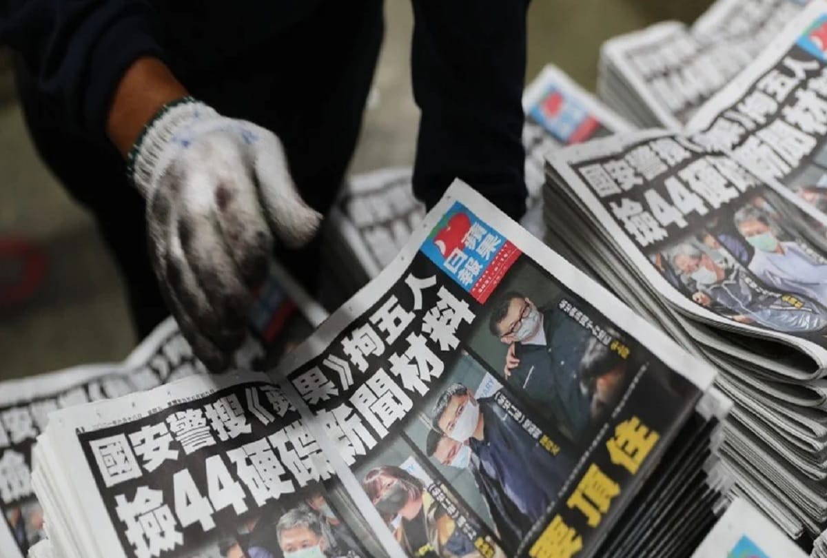 closure of Hong Kong pro-democracy newspaper Apple Daily and china government