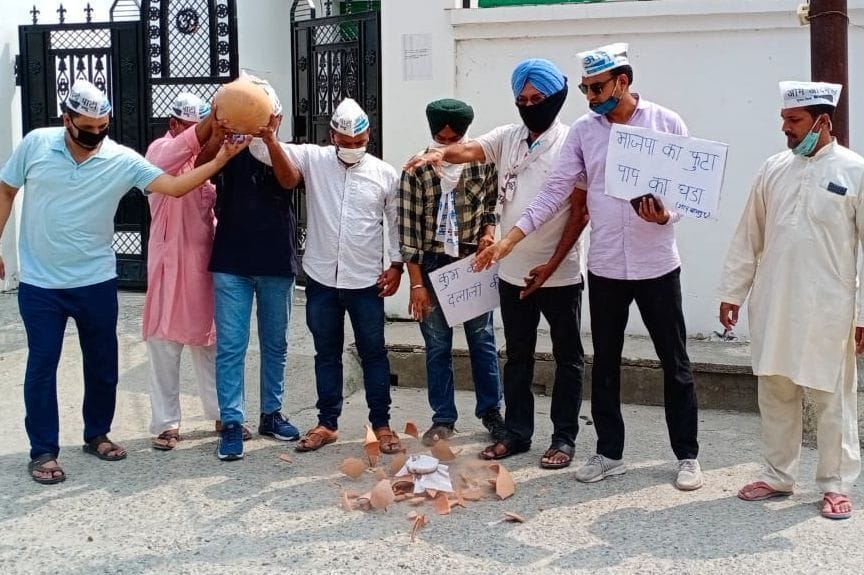 People protested against the state government.