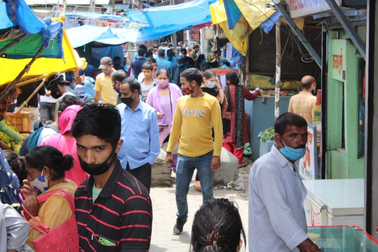people not obeyed corona rules in Sabji Mandi