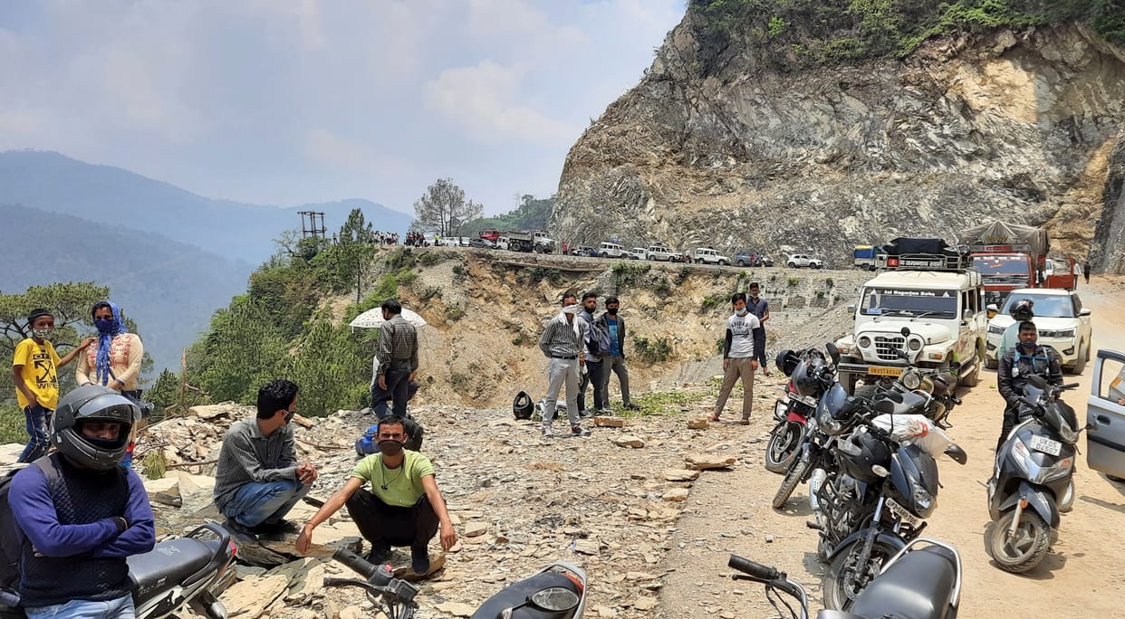 Debris again came near Gurna and Chupkot band in Pithoragarh-Ghat all-weather road