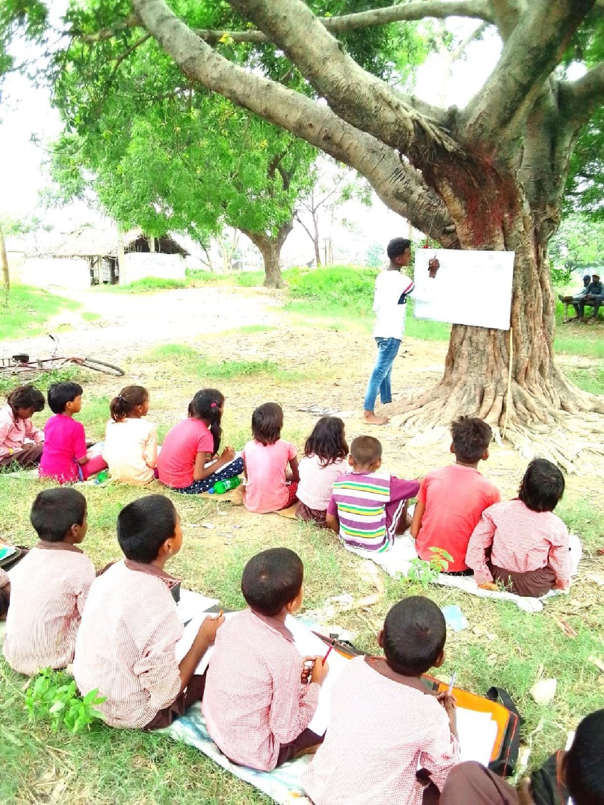 Prerna Saathi is teaching children by putting a chaupal in the village