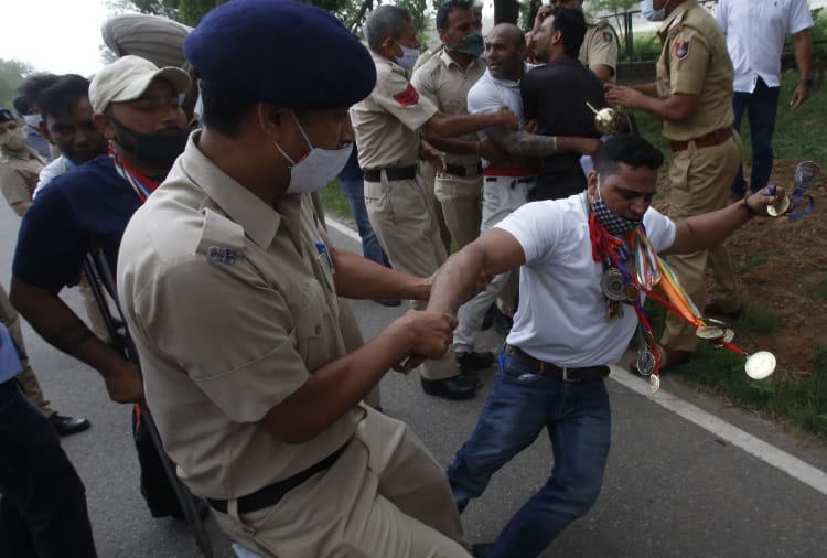 Police dragged unemployed disabled para players who went to return the award in Chandigarh