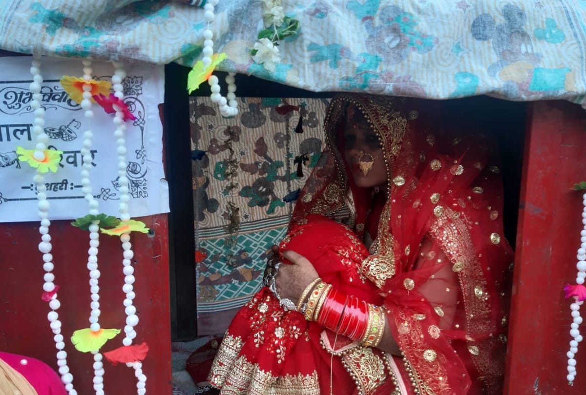 Unique marriage story of groom barat in bullock cart in deoria