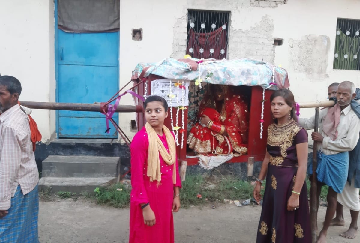 Unique marriage story of groom barat in bullock cart in deoria