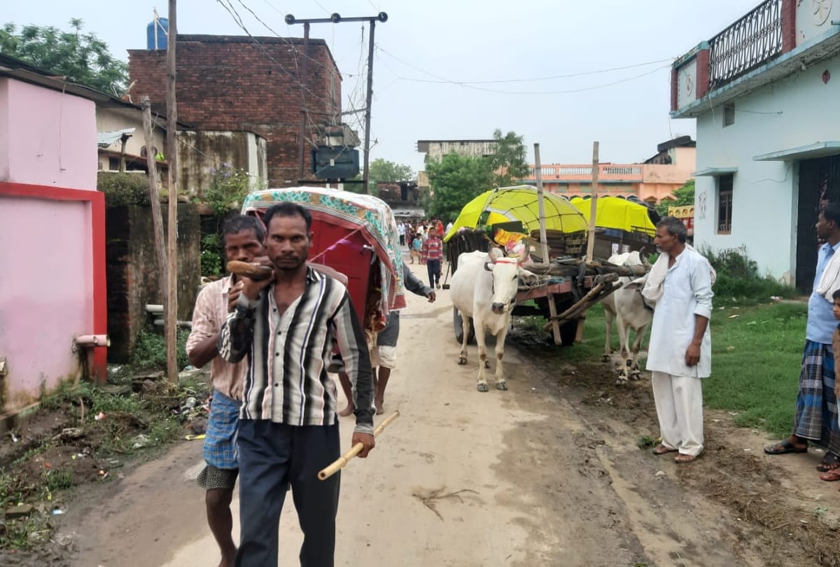 Unique marriage story of groom barat in bullock cart in deoria