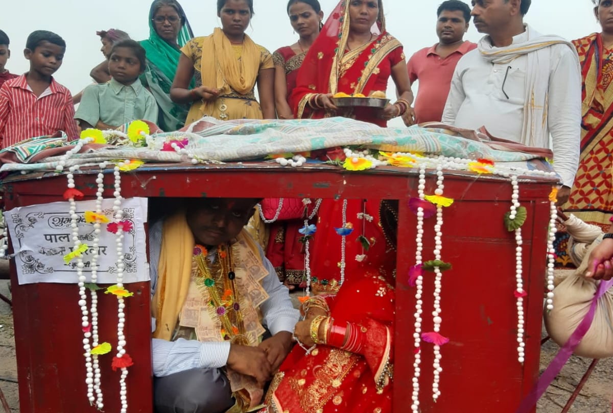 Unique marriage story of groom barat in bullock cart in deoria