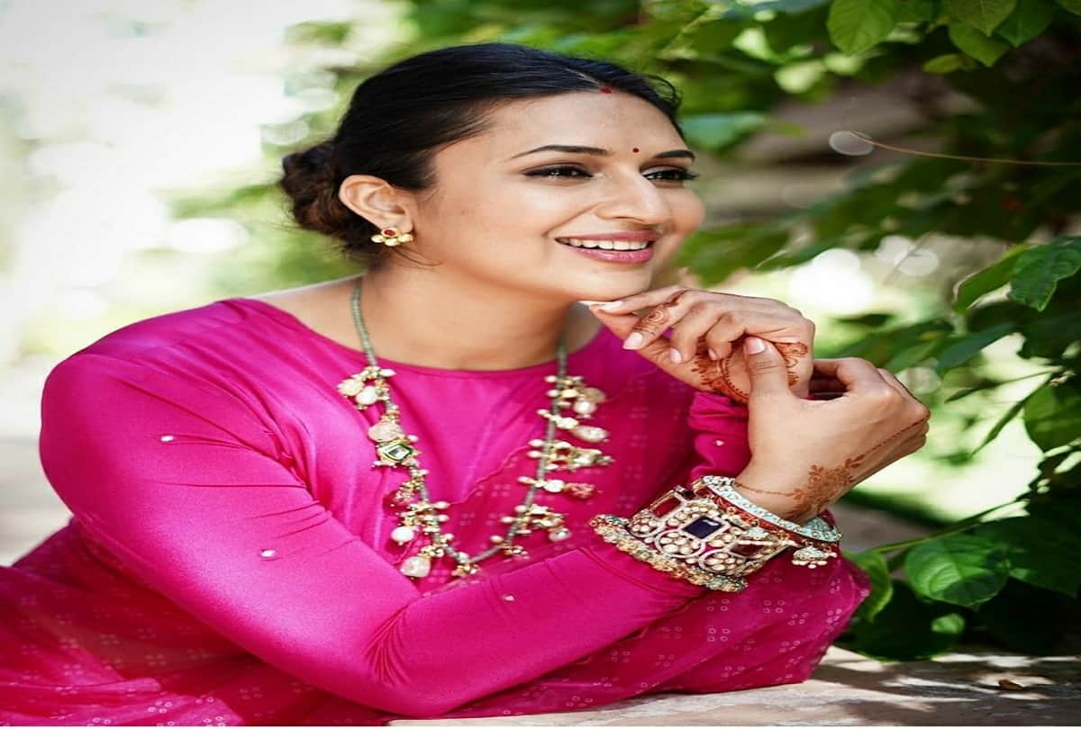 divyanka tripathi latest look in pink saree