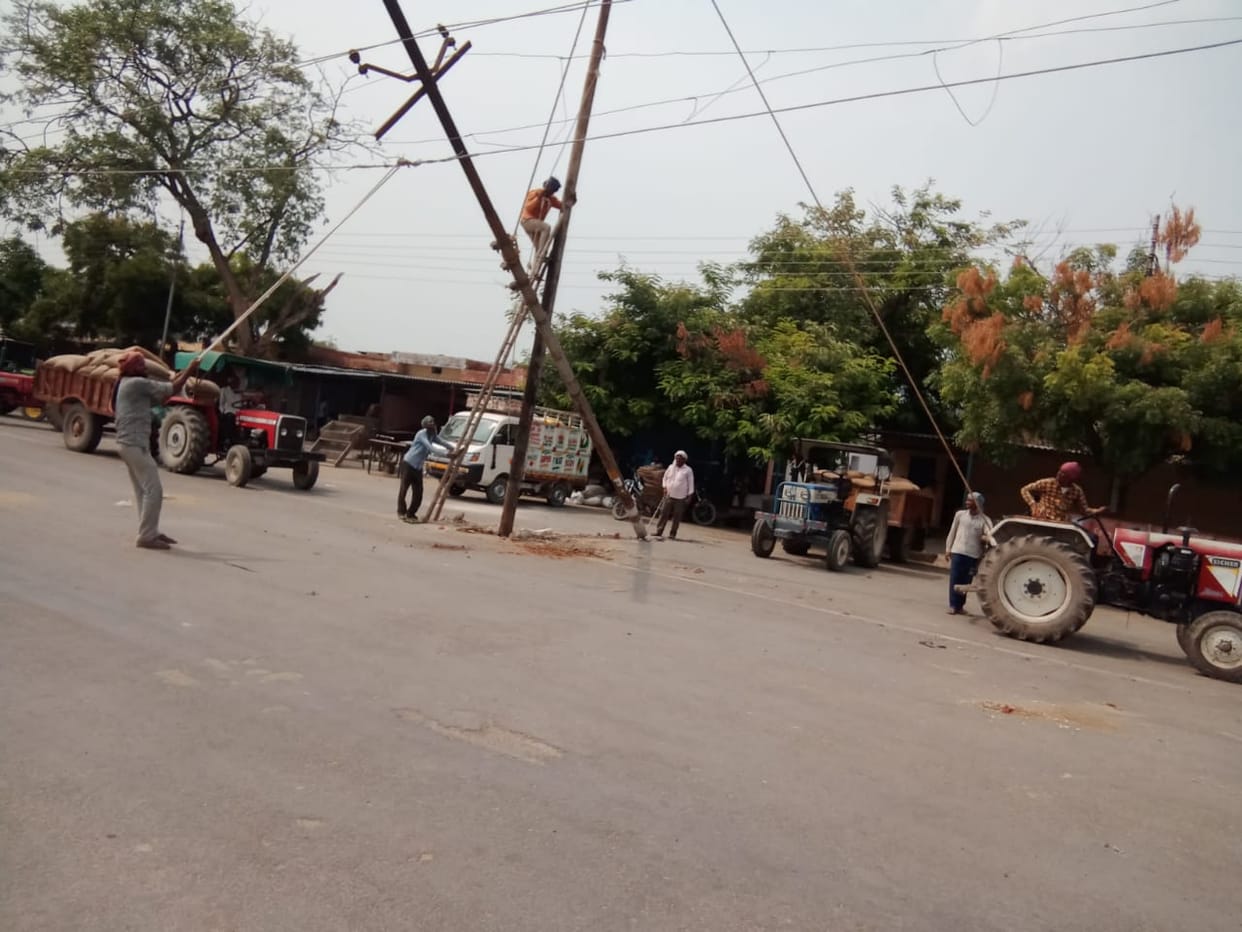 Aliganj Road's power failure due to electric pole breaking