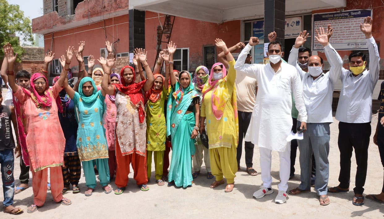women protest for water problem