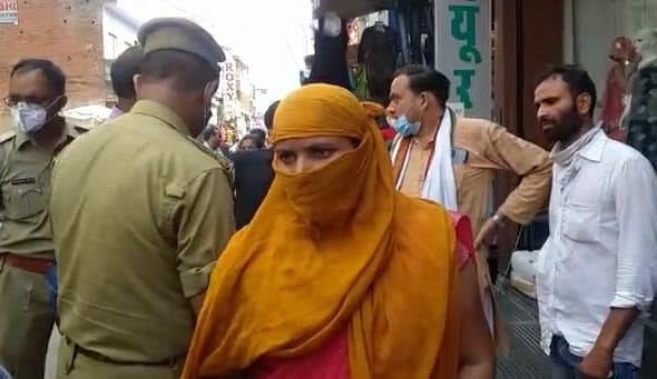 etawah news,substance,thrown,inflammable,head constable wife