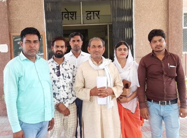 Hathras: Three people including EO accused of paying lakhs with fake signatures