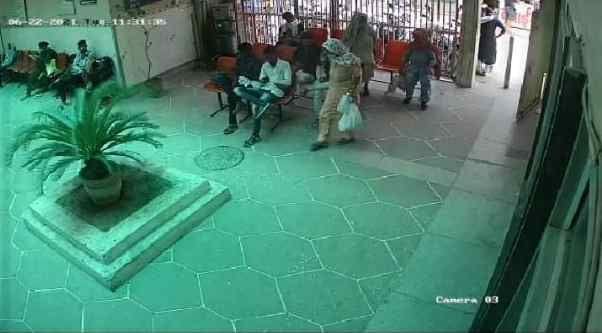 Women stole jewelry and cash after giving intoxicating drink to an elderly woman who came to the hospital to take medicine
