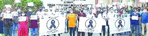Protest against Maneka Gandhi at IVRI