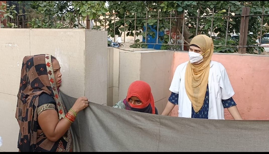 Hathras: Baby born near district hospital gate