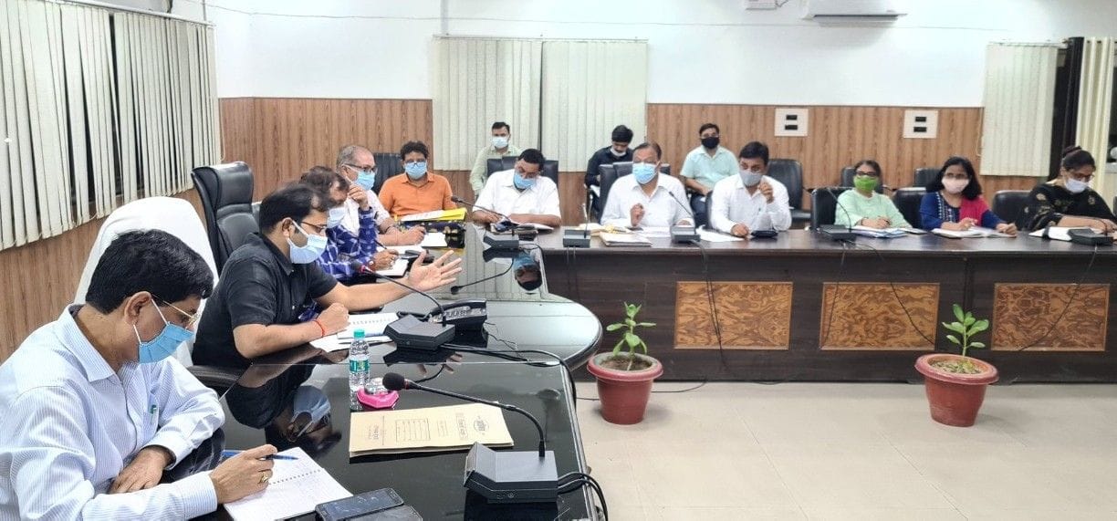 Hathras: DM upset over non-satisfactory progress of Kovid vaccination