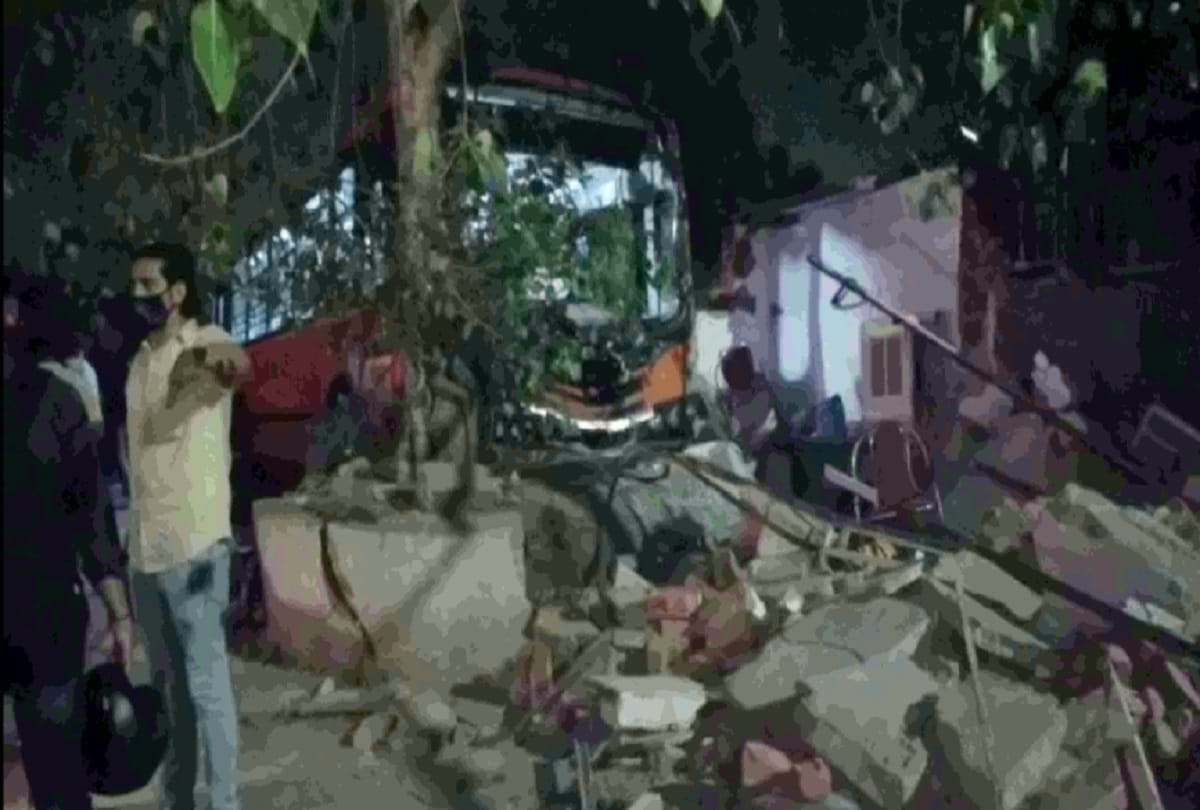 one killed four persons injured after a dtc cluster bus rammed into a traffic police booth near sarai rohilla