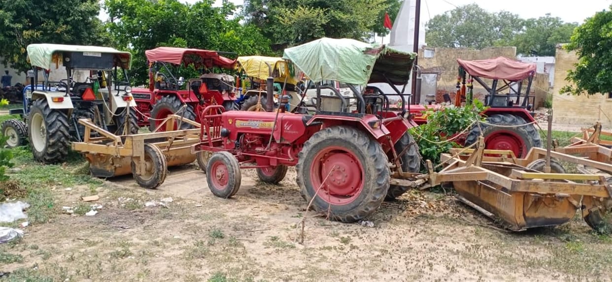 Hathras: Police-administration caught tractor and JCB in illegal mining of soil
