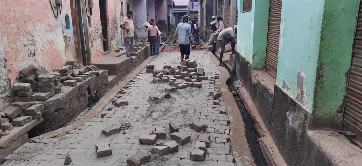 Hathras: People's outrage due to the use of old bricks in road construction