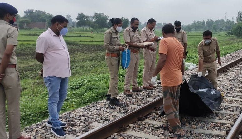 Two people including a woman killed herself by being cut off from the train