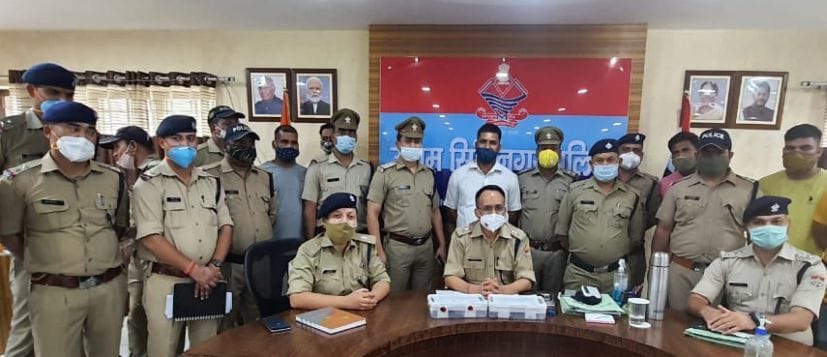 Two Arrested in Car Loot Case