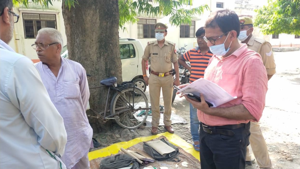 Tehsildar raids stamp vendors