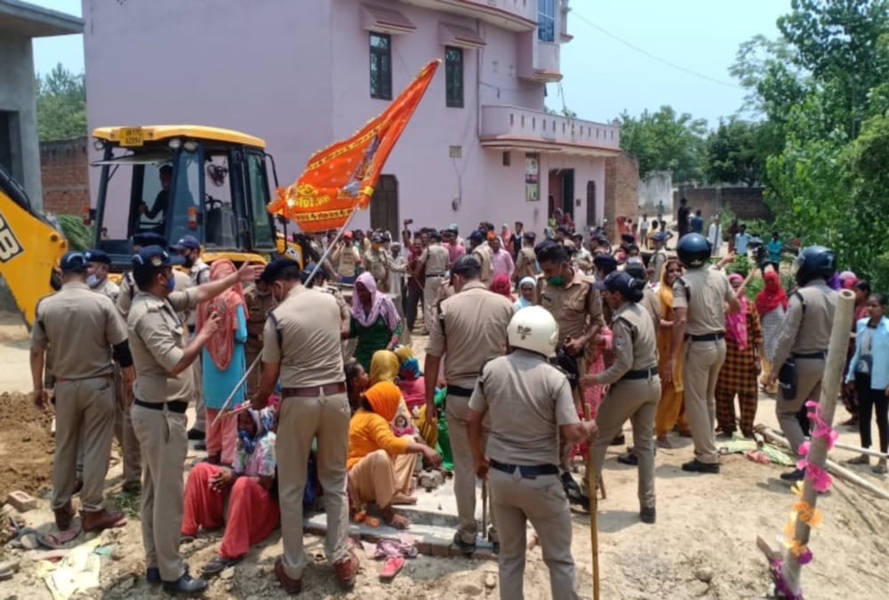 uttarakhand news :  police team went for statue removing from government land, villager throwing stones