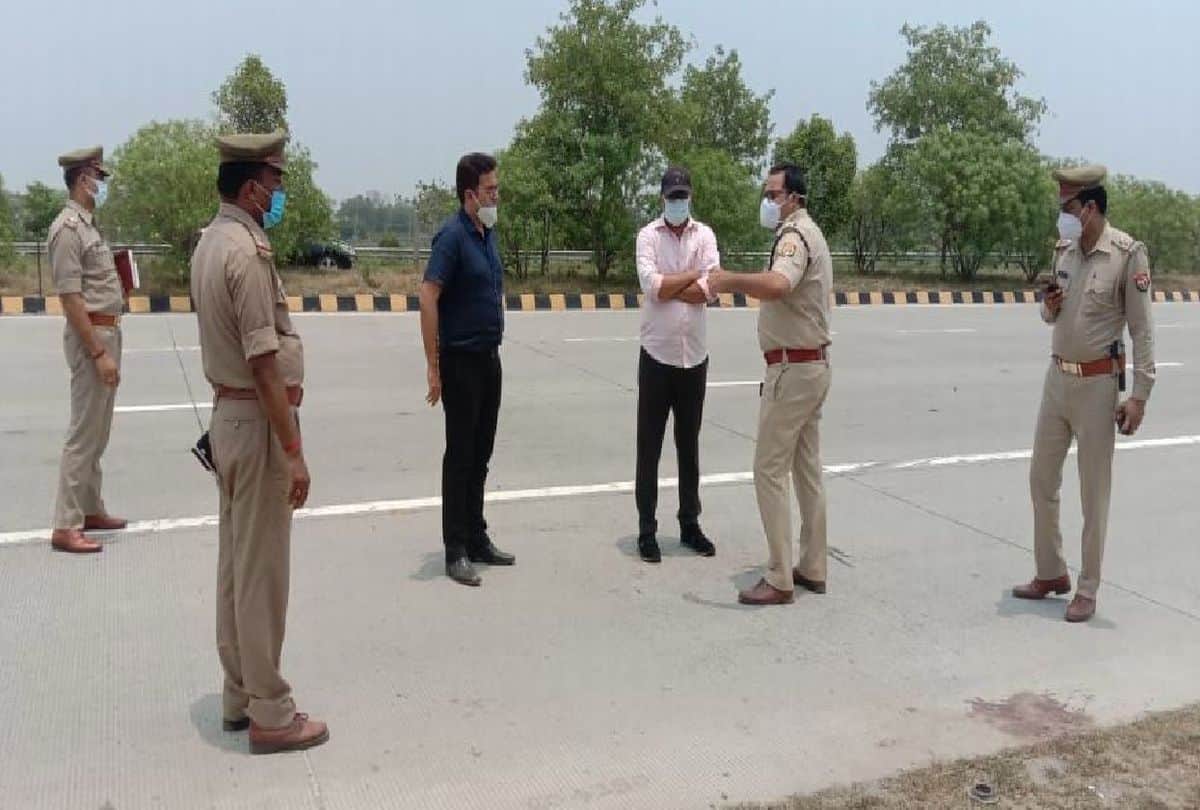 police searching driver and cleaner of truck who crashed the Commercial Tax officers on yamuna expessway