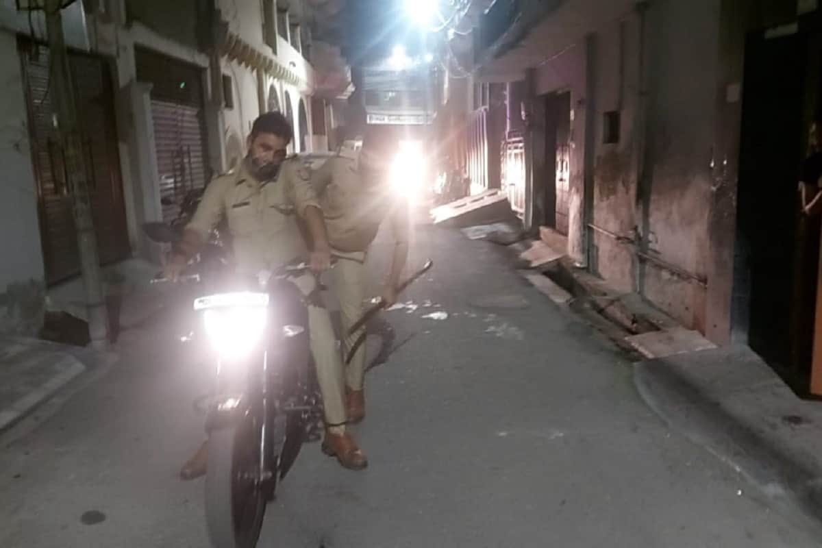 UP News: A gold chain has been robbed from a female constable in Meerut of Uttar Pradesh