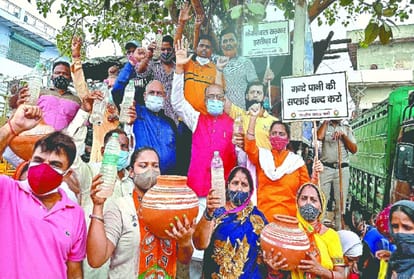 भाजपा कार्यकर्ताओं के साथ प्रदर्शन करते विजय गोयल