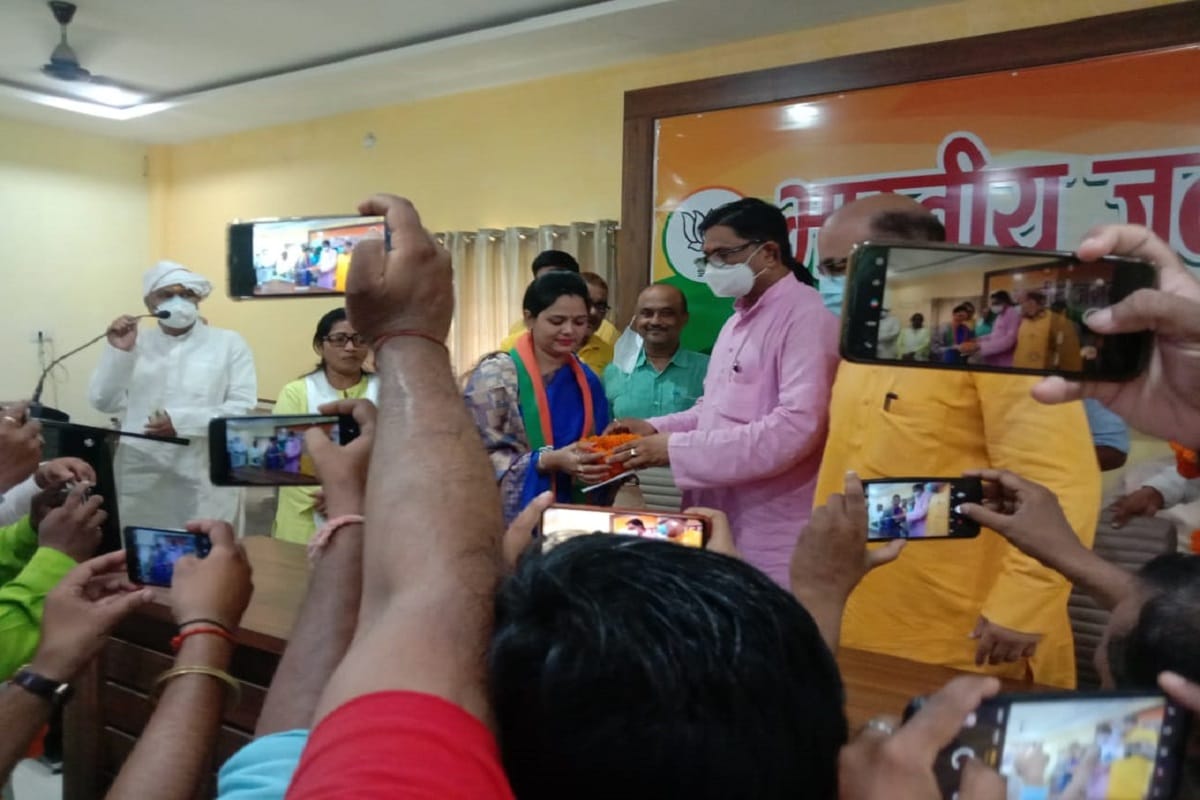 BJP declared Sapna Singh as the candidate of District Panchayat President in Ghazipur