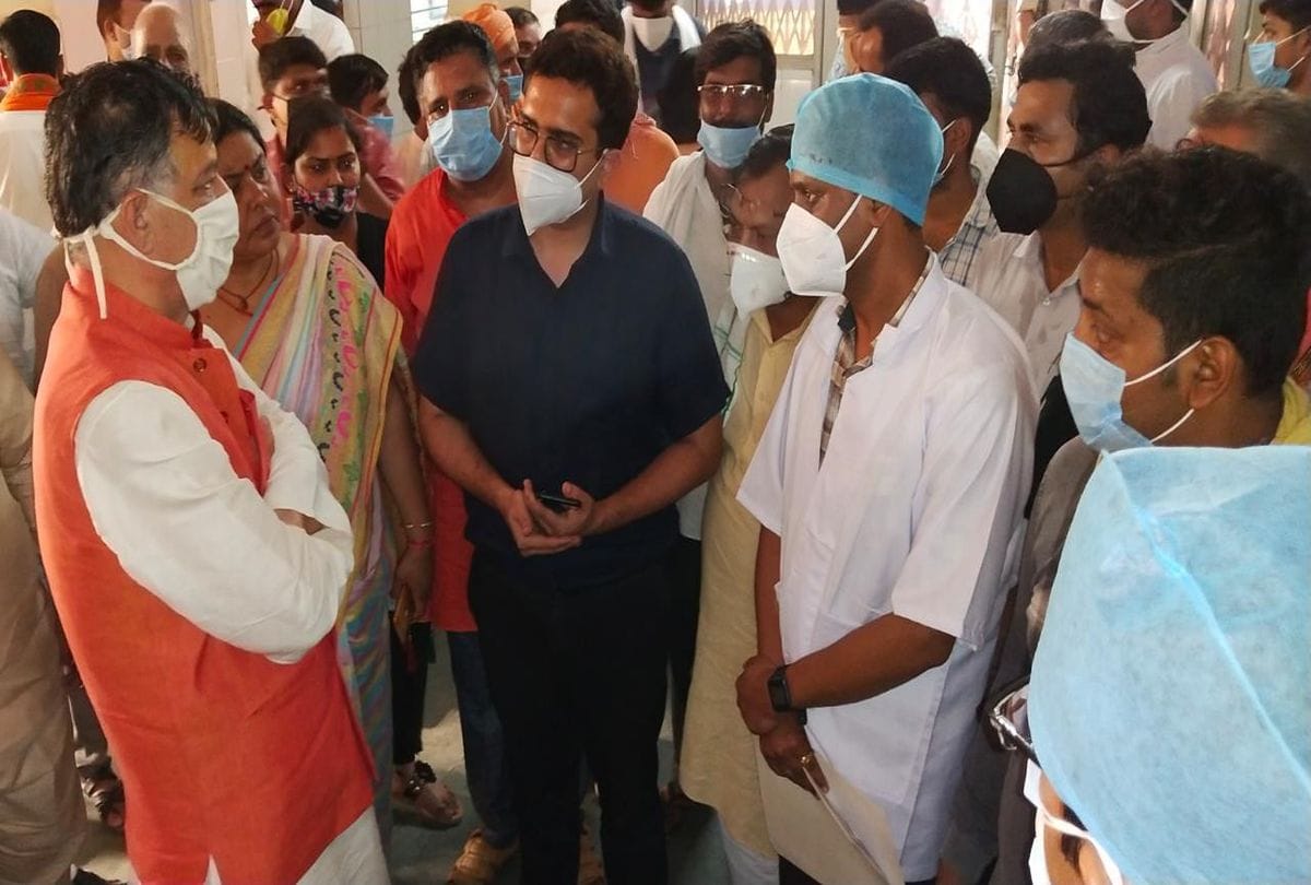 Cabinet Minister Satish Mahana offers worship at Banke Bihari temple Vrindavan In Mathura
