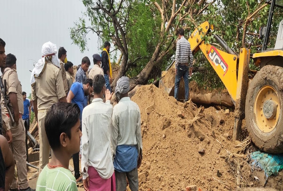 Peepal Tree Fell Down Three Died Including Husband And Wife