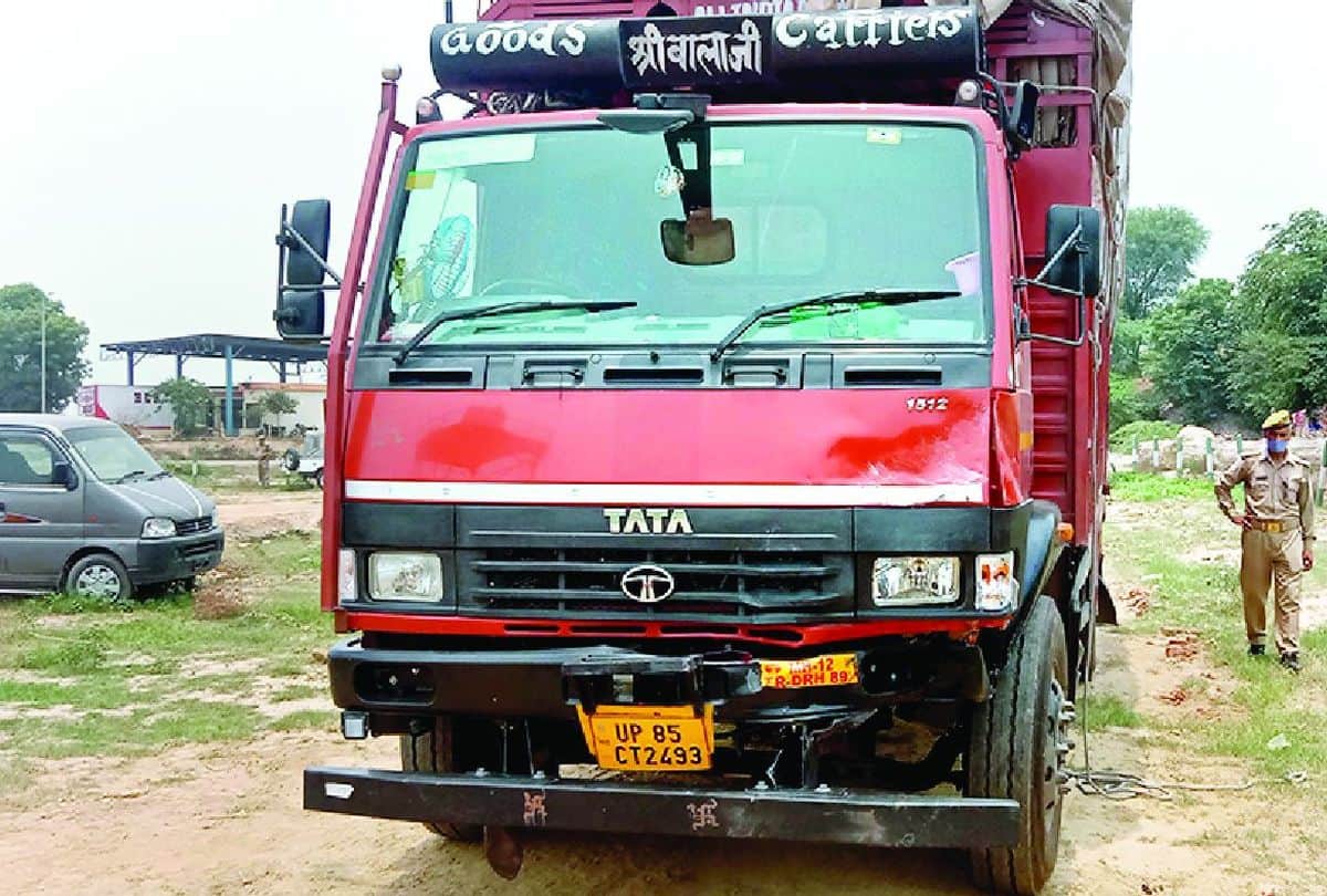 police searching driver and cleaner of truck who crashed the Commercial Tax officers on yamuna expessway